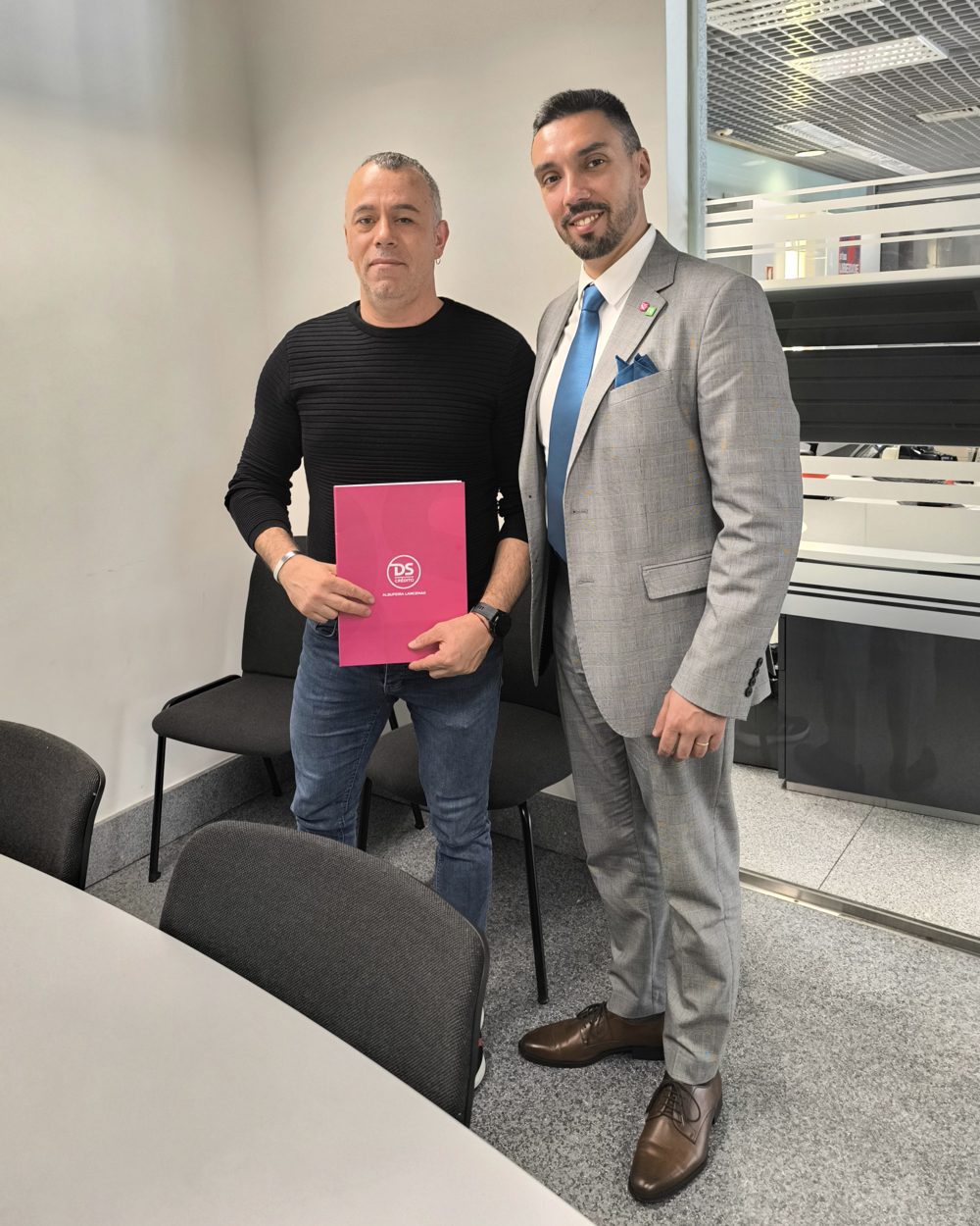 Portuguese client celebrates home purchase in the Algarve with mortgage intermediary