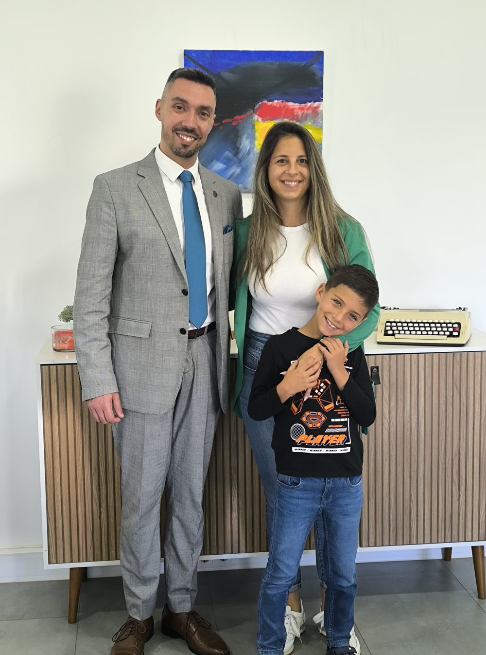 Portuguese client signs mortgage deed with Diogo Almeida, mortgage advisor in the Algarve
