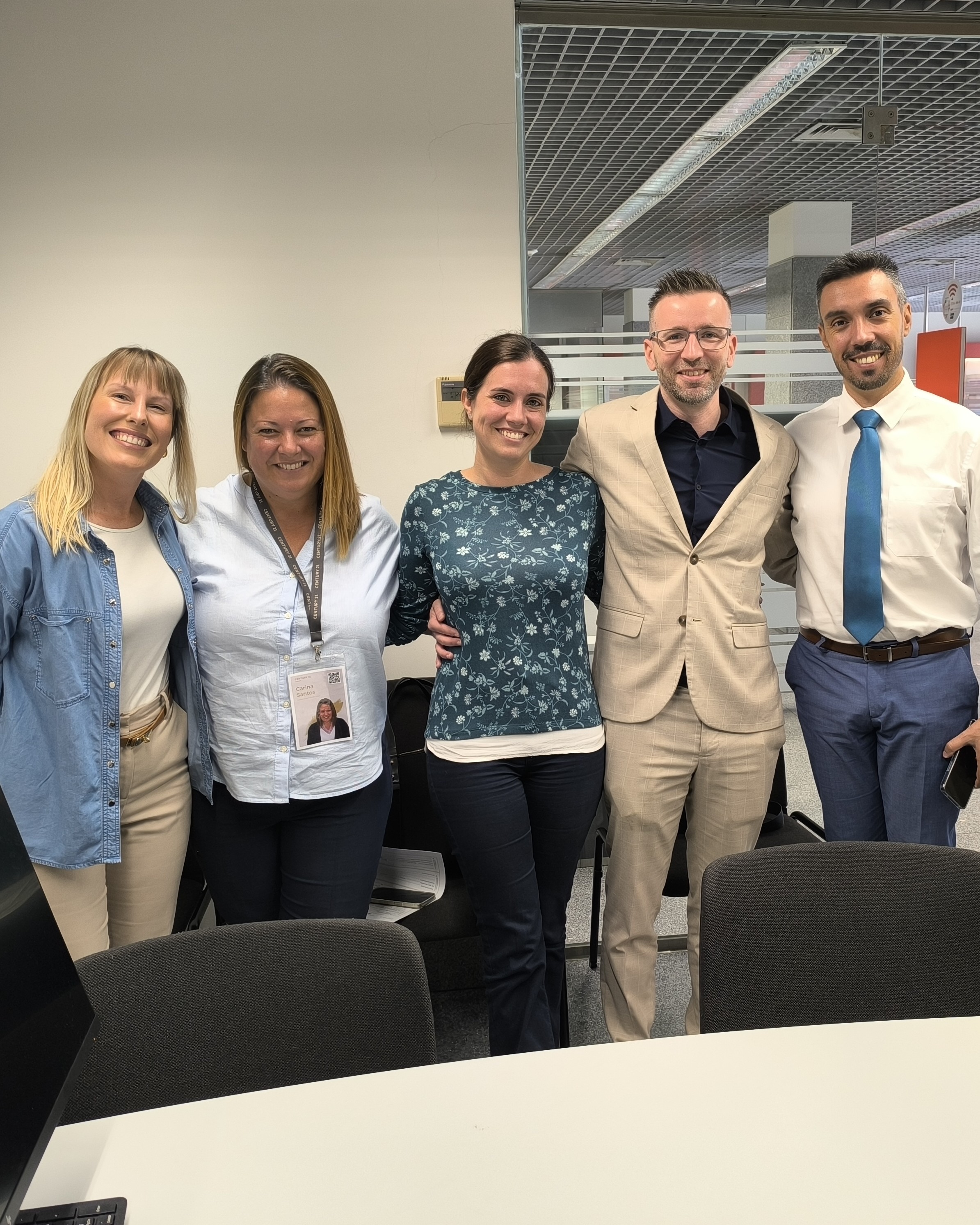 Portuguese couple celebrates home purchase with Diogo Almeida, tied credit intermediary