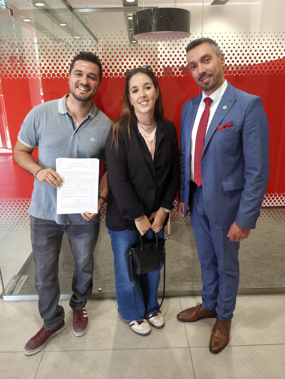 Young Portuguese couple signs mortgage deed with 100% state-guaranteed financing